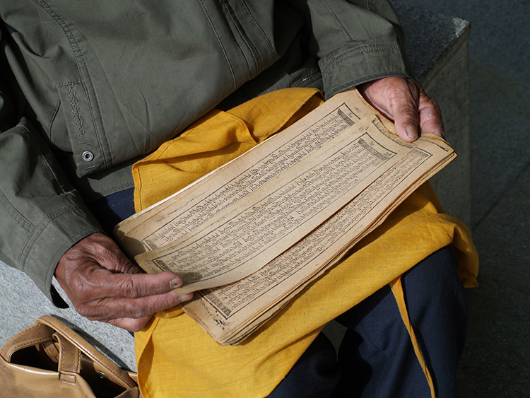 Lecture de mantras au Tibet Chine