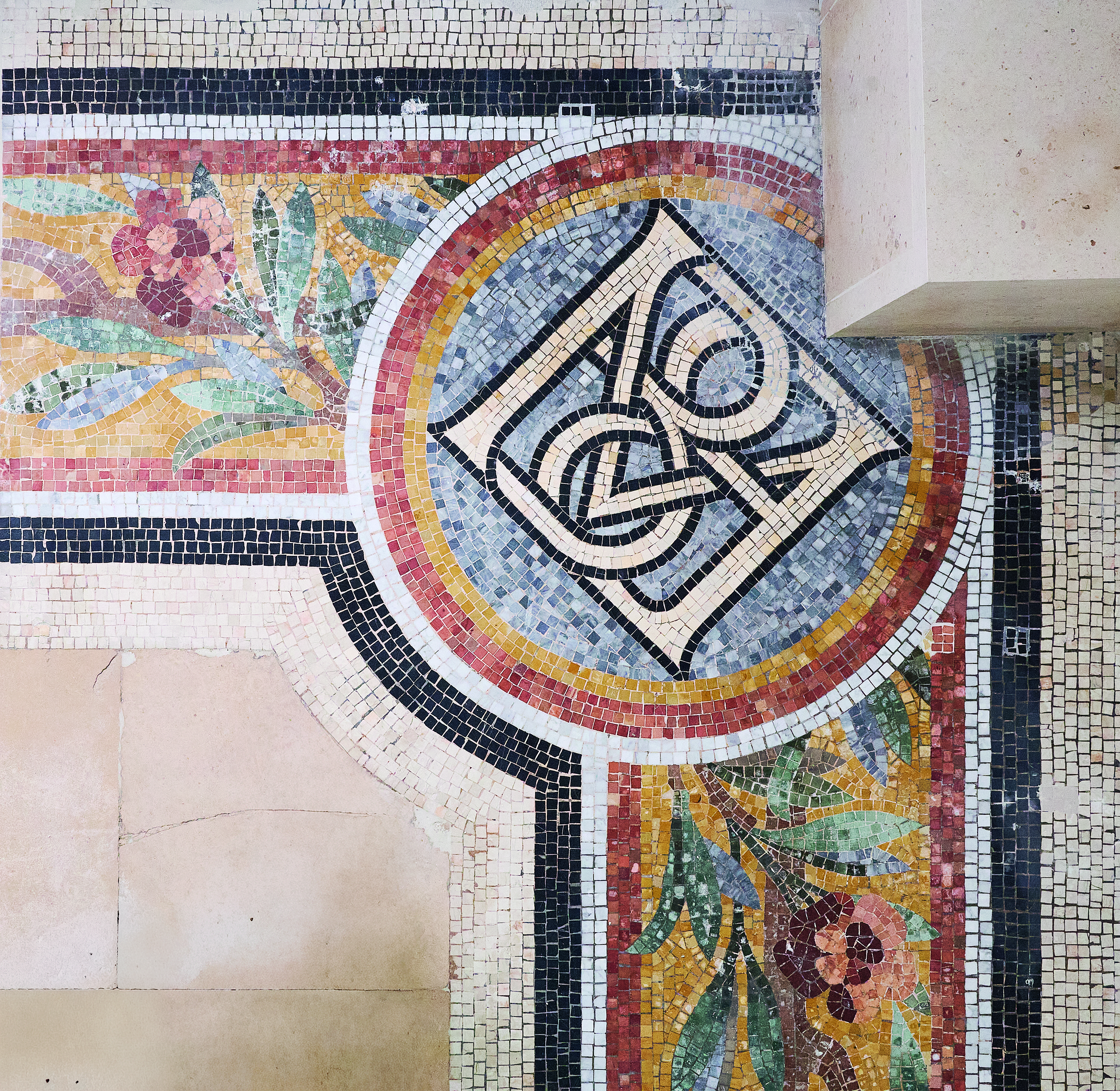 La mosaïque de la maison Facchina, dans le patio du musée Bonnat-Helleu de Bayonne