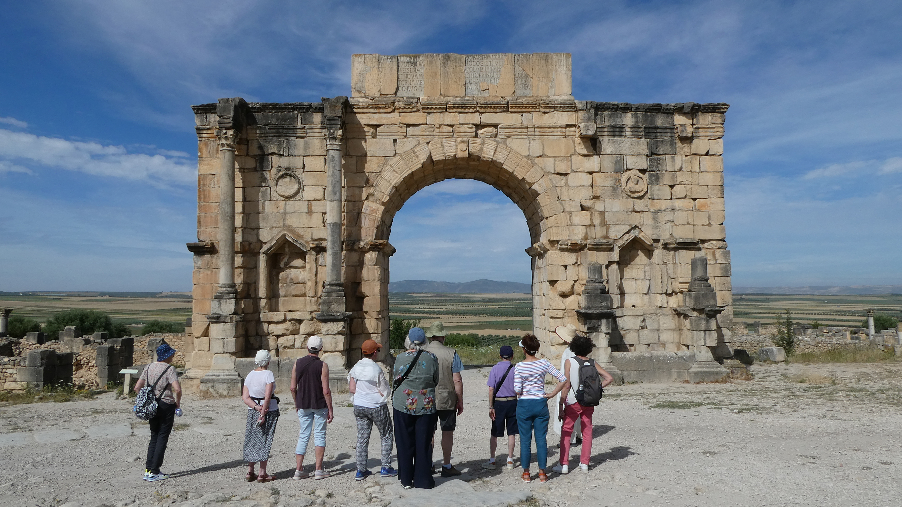 Groupe Arts et Vie devant l’arc de triomphe du site de Volubilis, au Maroc