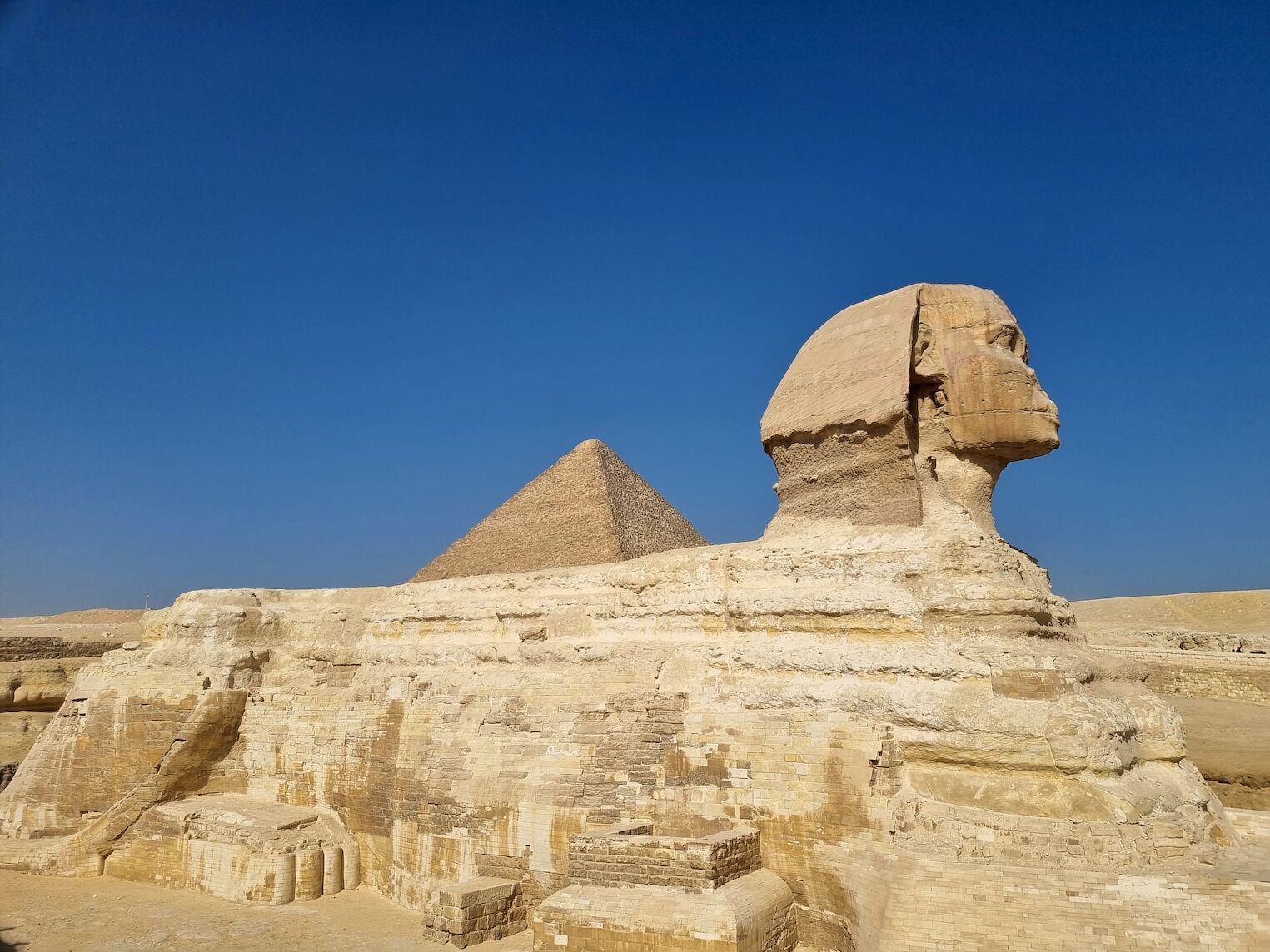 Le Sphinx de Guizeh avec un ciel bleu azur