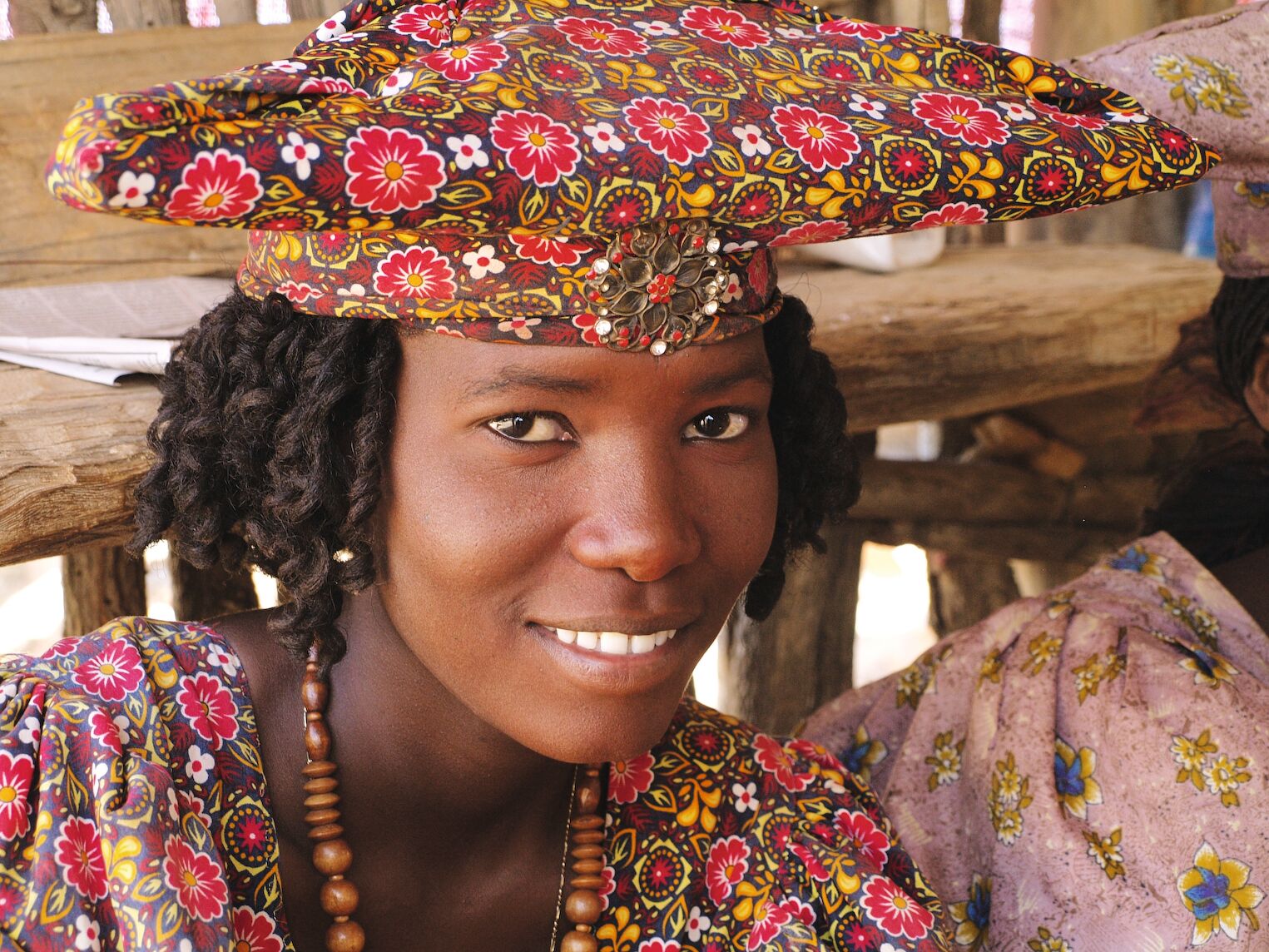 Femme héréro en costume traditionnel, en Namibie