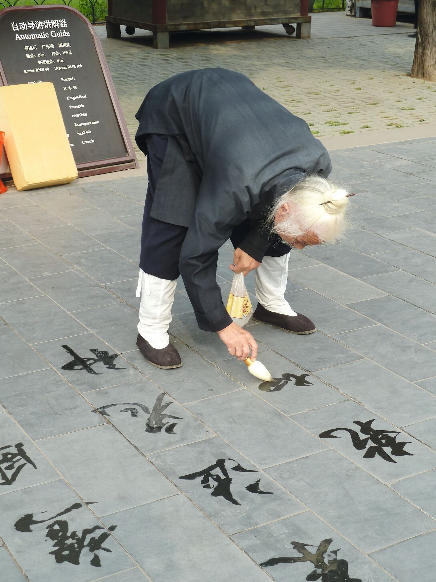 Maître calligraphe chinois dans les rues de Pékin