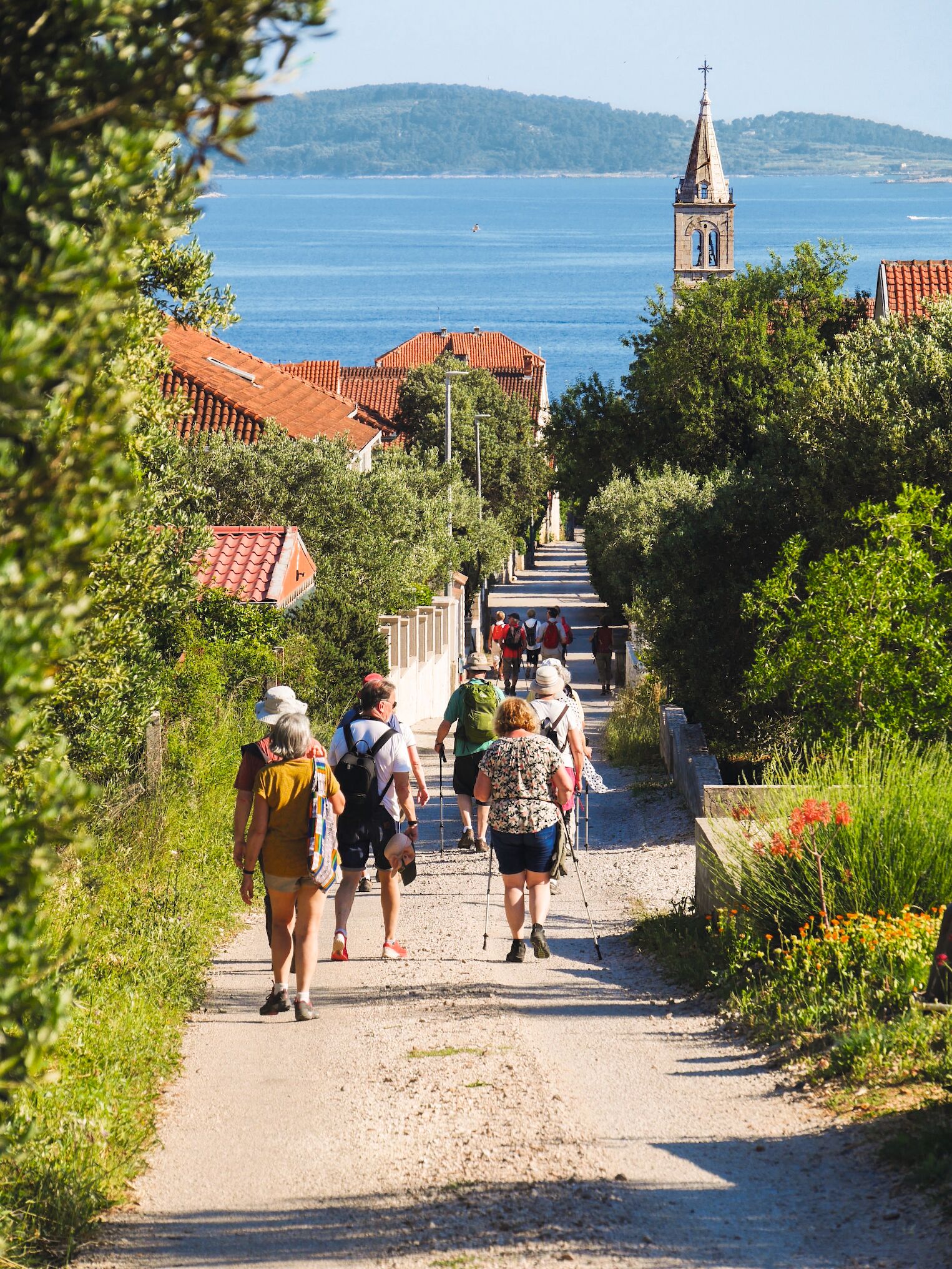 Des voyageurs Arts et Vie marchant dans les rues du village d'Orebic en Croatie
