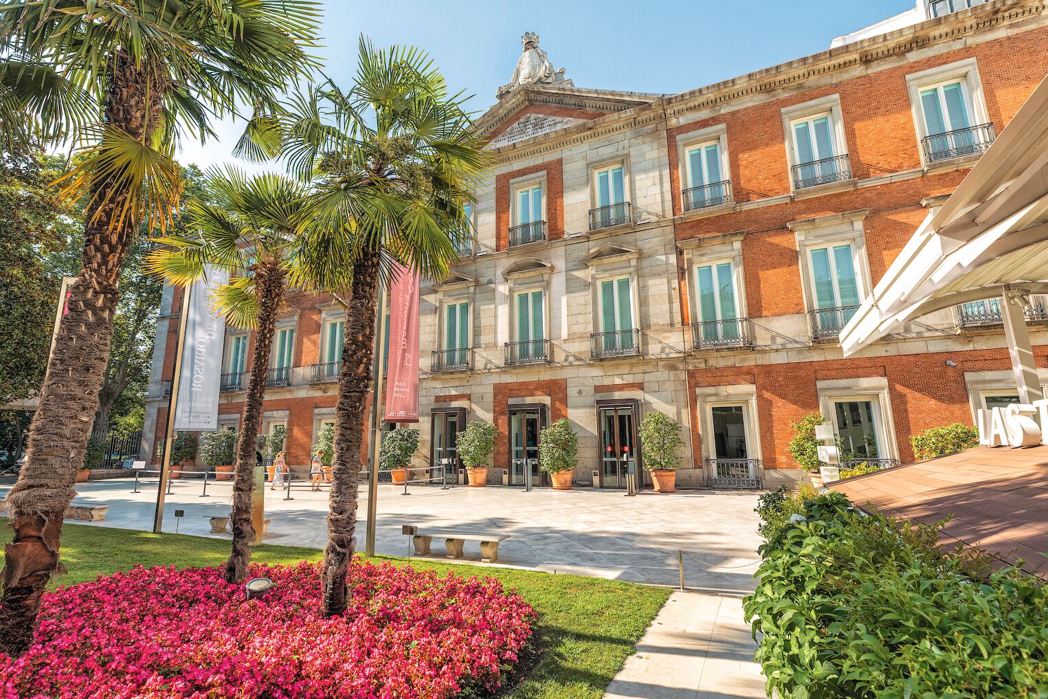 La façade colorée du musée national Thyssen-Bornemisza à Madrid