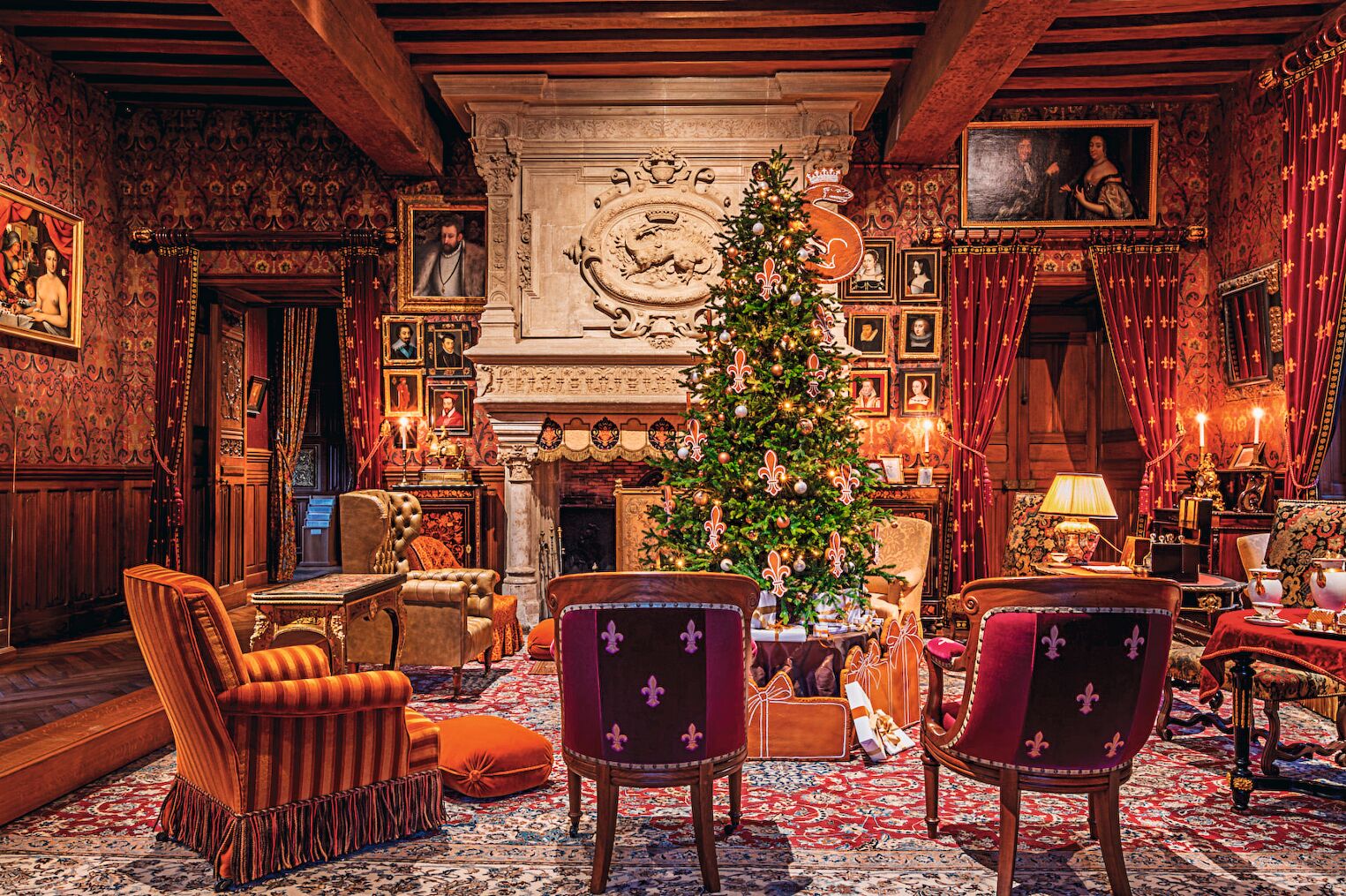 Ambiance de Noël avec cheminée et sapin au château d'Azay Le RIdeau
