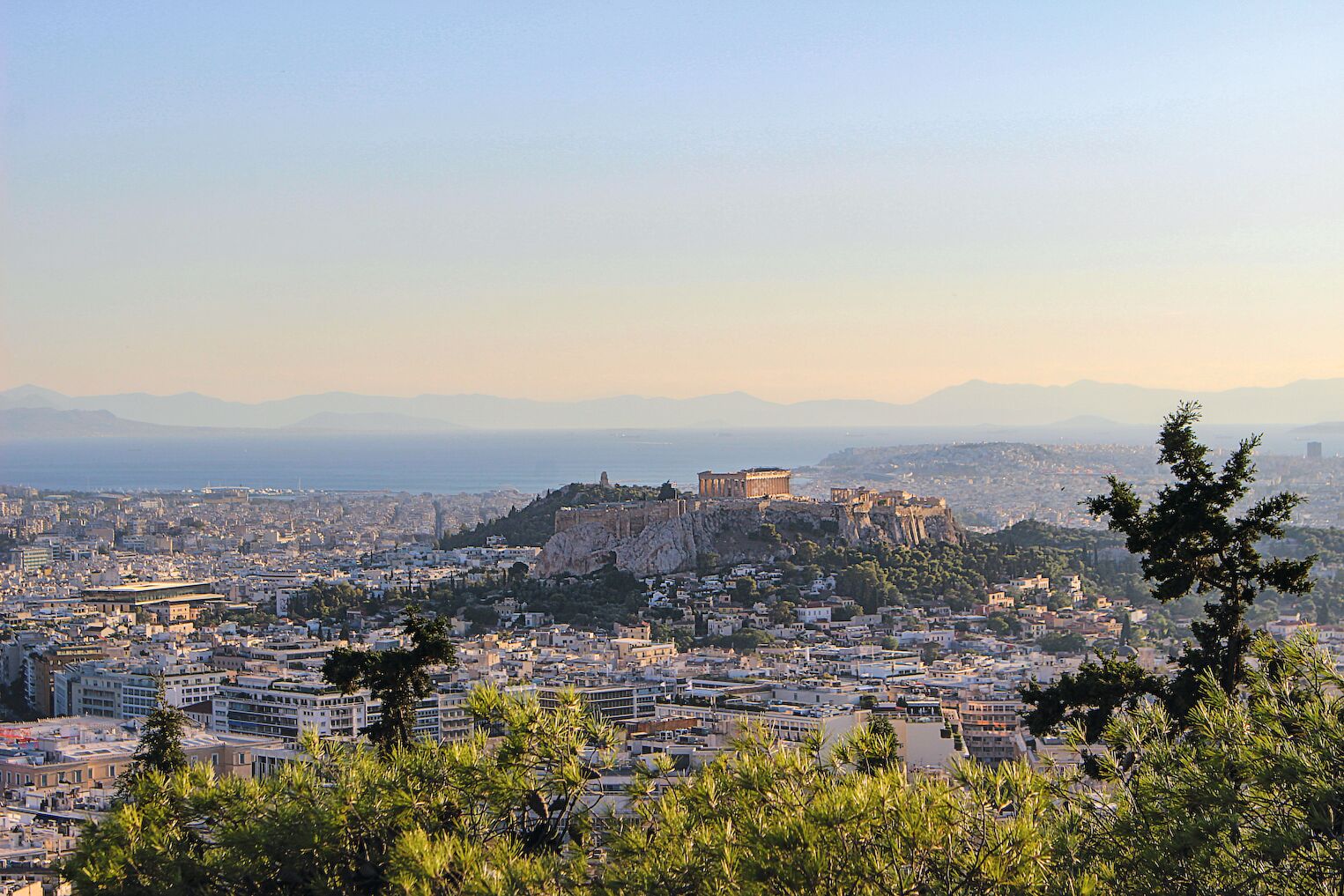 Vue sur Athènes et l'Acropole depuis la colline du Lycabette