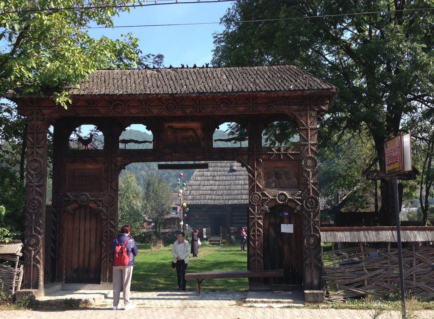 Porte sculptée dans les Maramures