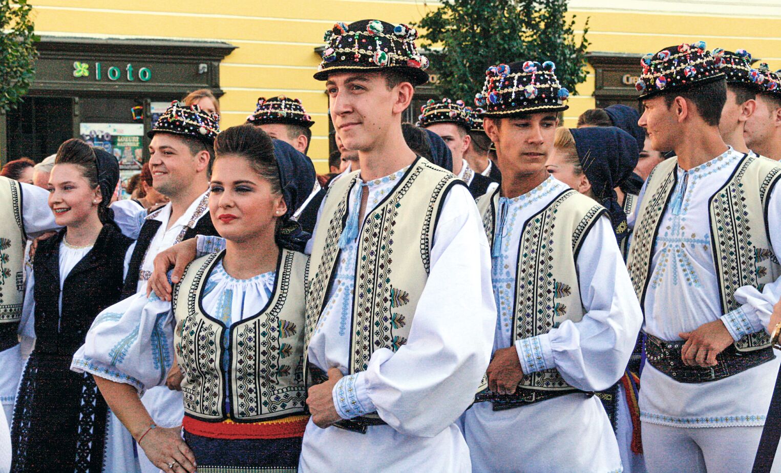 Jeunes roumains en habits traditionnels lors d’une fête à Sibiu
