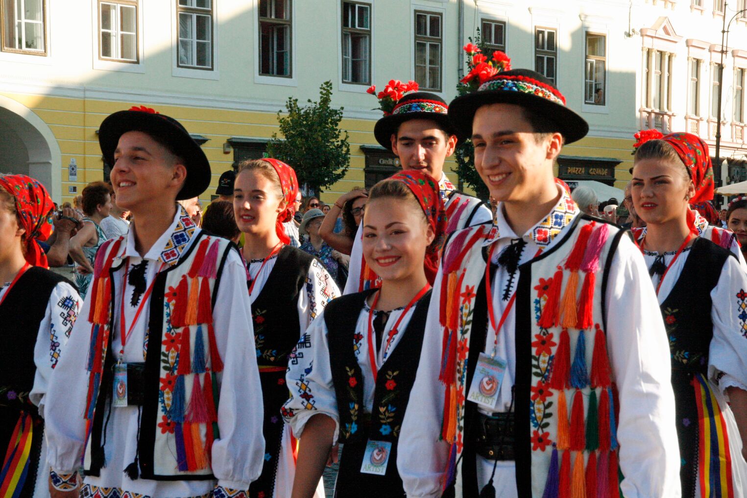 Jeunes roumains en habits traditionnels lors d’une fête à Sibiu